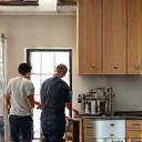 Tecnici durante l’installazione di una cucina.
